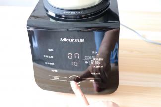 盖上真空盖子，接通电源；