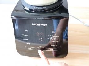 盖上真空盖子，接通电源；