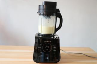 再按一下启动键，破壁机开始搅打，瞬间就打好了，关掉电源即可，不用等到程序结束。如果暂时不喝就不要开盖，这样在真空环境下不会被氧化变色，喝的时候加入冰块即可；