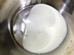 盆里倒入浓稠酸奶