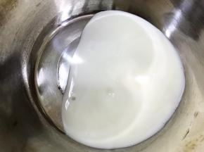 盆里倒入浓稠酸奶