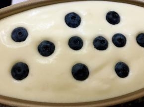 摆上蓝莓粒