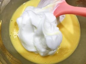 分三次把打发好的蛋白跟蛋黄糊混合
图为第一混合