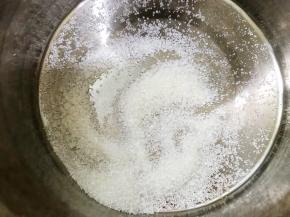 另取一个无水无油的盆加入白糖