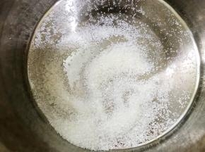 另取一个无水无油的盆加入白糖
