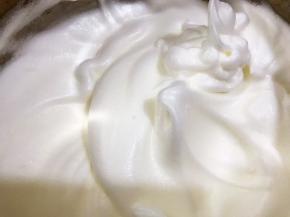 打发至细腻能拉出大弯钩