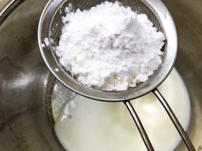 筛入低粉和玉米淀粉的混合