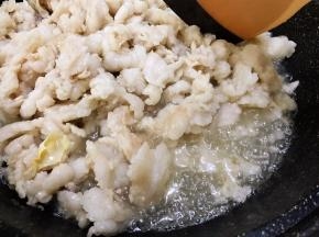 等油慢慢变透明后转小火