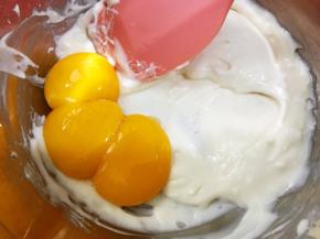 鸡蛋分离，蛋黄加入面糊里
