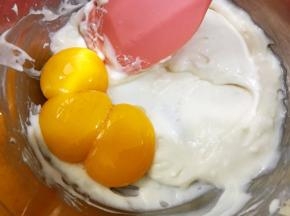 鸡蛋分离，蛋黄加入面糊里