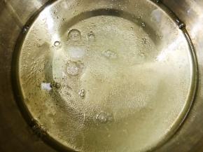 倒入前面分离出来的蛋清