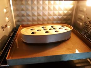 放入预热好的烤箱中下层上下火水浴法先140度烤60分钟左右