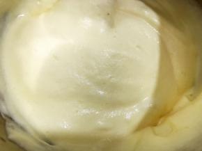 拌合好的蛋糕糊细腻有光泽