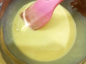 翻拌均匀
蛋黄糊就做好啦