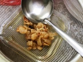 等稍微晾凉后用筛网过滤掉油渣和花椒粒