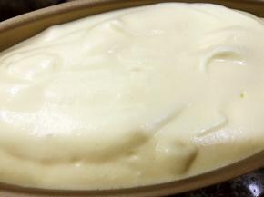 倒入模具里震平表面