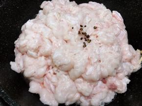 锅里加入猪板油和花椒粒