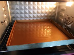 烤箱提前140度预热
烤盘里加入热水