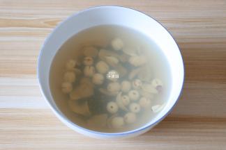 将绿豆、莲子、百合浸泡3小时以上；