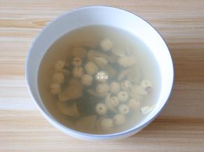将绿豆、莲子、百合浸泡3小时以上；