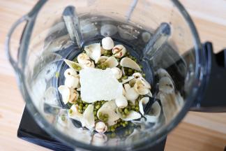 充分浸泡软后清洗干净全部倒入破壁机搅拌杯里，放入冰糖；