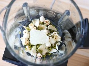 充分浸泡软后清洗干净全部倒入破壁机搅拌杯里，放入冰糖；