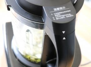 盖上盖子，接通电源；