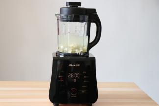 再按一下启动键，破壁机开始工作，程序结束后倒出即可；