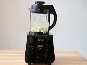 再按一下启动键，破壁机开始工作，程序结束后倒出即可；