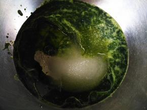 在菠菜汁中加入40克白糖和20克蜂蜜，以及90克植物油