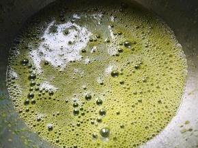 用电动打蛋器搅拌均匀