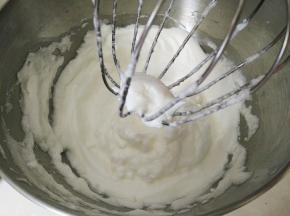 将蛋清分3次加入80克白糖，打发至干性发泡