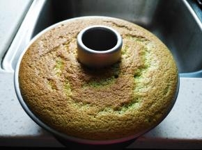 出炉后用力震几下倒扣