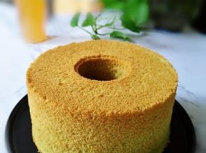 蛋糕完全冷却后脱摸，切块，即可食用