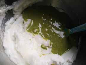 将蛋糕糊倒回蛋清盆