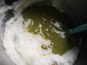 将蛋糕糊倒回蛋清盆