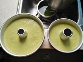 将蛋糕糊装入模具