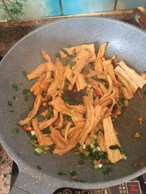 放入腐竹、葱、香菜、辣椒段翻炒均匀即可出锅。