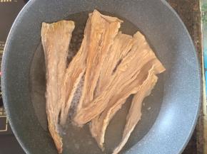 
腐竹泡水3分钟，再入锅煮熟。