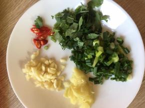 大蒜和姜拍碎，辣椒、香菜、葱洗净切段备用。