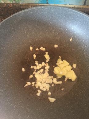 热锅入油烧热后放入姜蒜末爆香。