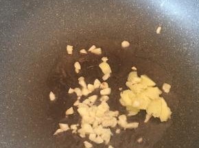 热锅入油烧热后放入姜蒜末爆香。