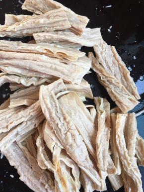 捞起来清水冲洗，沥水后切长段备用。