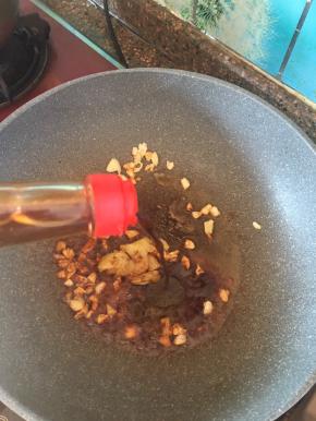 加入适量的香醋。