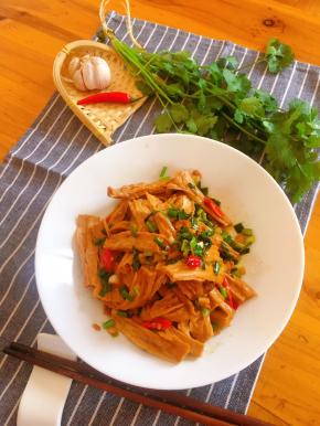 腐竹口感超赞，吸饱了酸辣的汤汁，一口咬下去，很Q弹又富有嚼劲！谁说美味和健康不可兼得？