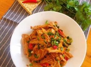 腐竹口感超赞，吸饱了酸辣的汤汁，一口咬下去，很Q弹又富有嚼劲！谁说美味和健康不可兼得？