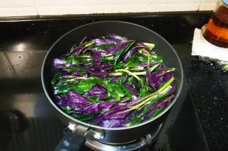 锅里热油，烧热蒜盐、糖后放入紫贝菜