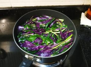 锅里热油，烧热蒜盐、糖后放入紫贝菜