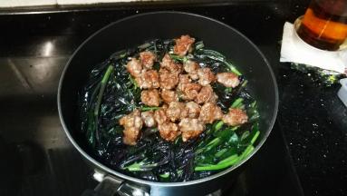 倒入牛肉粒