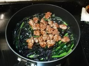 倒入牛肉粒